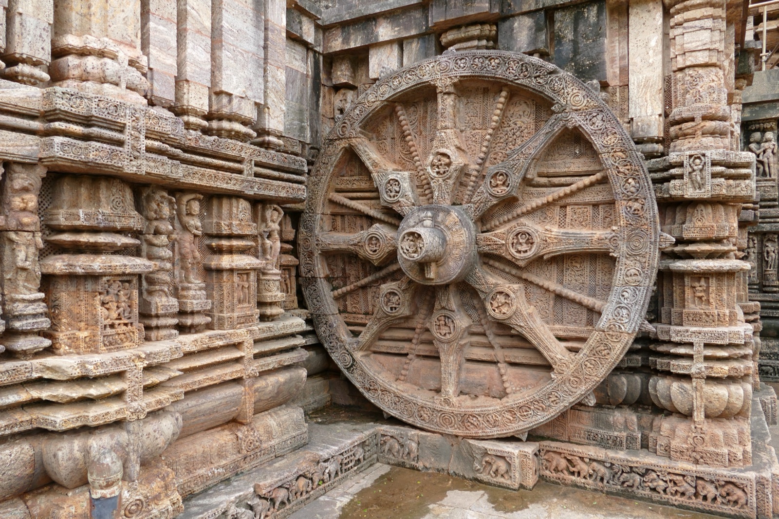 奧里薩邦 Konark 太陽神廟的石雕車輪。整座神廟被造成 Surya 的戰車，二十四個這樣的輪子撐著它。Konark Sun Temple wheel, CC BY 2.0
